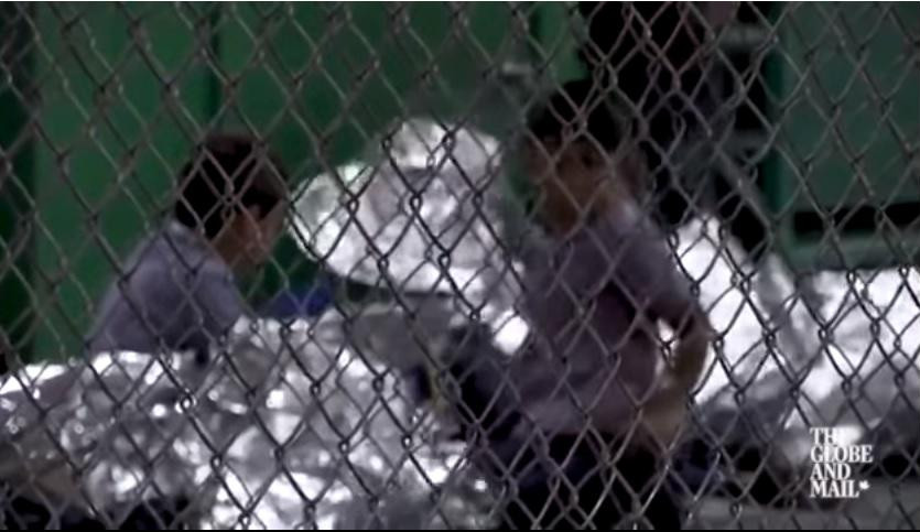 (UZNEMIRUJUĆI VIDEO) OVO JE AMERIKA! Deca u kavezima plaču i dozivaju roditelje, TRAMPOV GRANIČAR IH ISMEVA!  